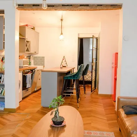 Charming Near Montmartre Апартаменты Париж