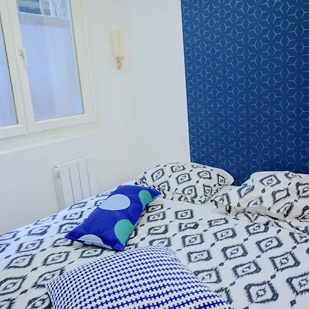 Апартаменты Charming Near Montmartre Париж